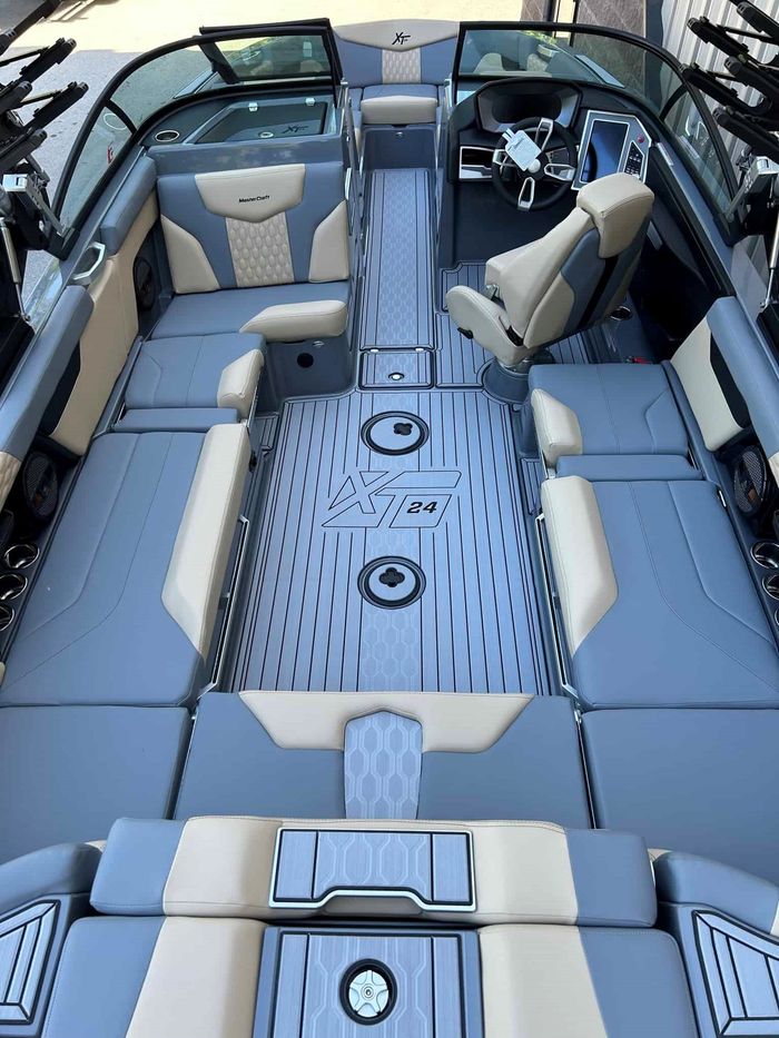 2024 MasterCraft XT24 Photo 3 of 28