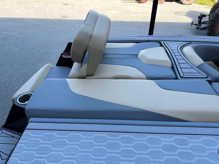2024 MasterCraft XT24 Photo 4 of 28