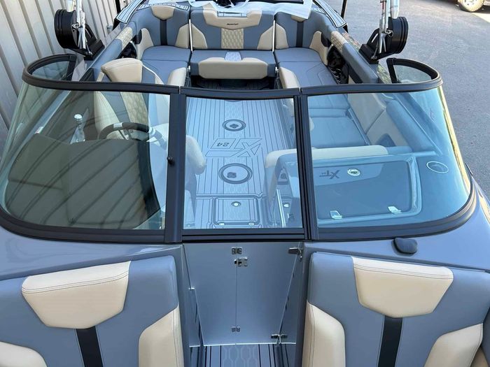 2024 MasterCraft XT24 Photo 9 of 28