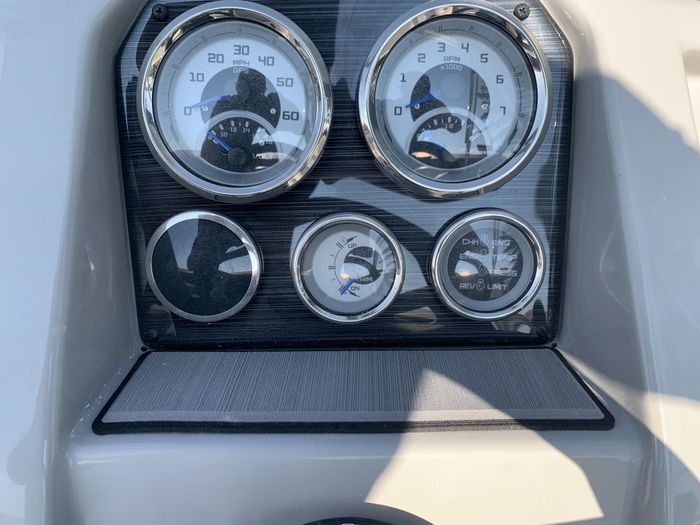 2024 Starcraft SVX 210 OB Deck Boat Charcoal/Black Suzuki DF200 F Photo 13 of 34