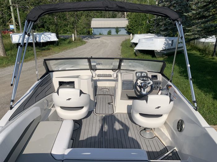 2024 Starcraft SVX 210 OB Deck Boat Charcoal/Black Suzuki DF200 F Photo 9 of 34