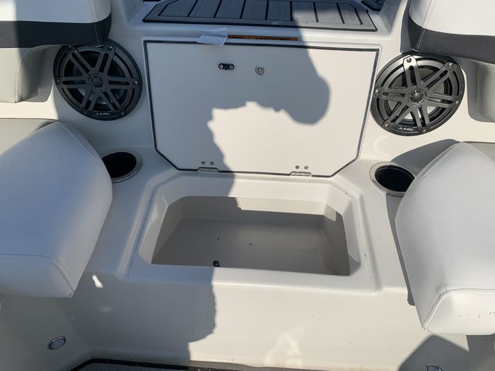 2024 Starcraft SVX 210 OB Deck Boat Charcoal/Black Suzuki DF200 F Photo 22 of 34