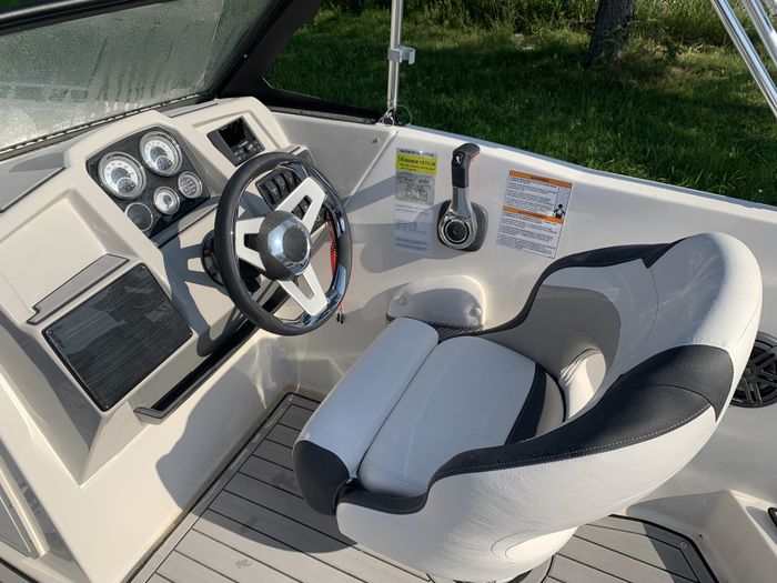 2024 Starcraft SVX 210 OB Deck Boat Charcoal/Black Suzuki DF200 F Photo 11 of 34