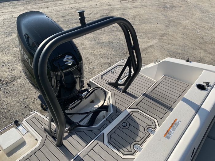 2024 Starcraft SVX 210 OB Deck Boat Charcoal/Black Suzuki DF200 F Photo 31 of 34