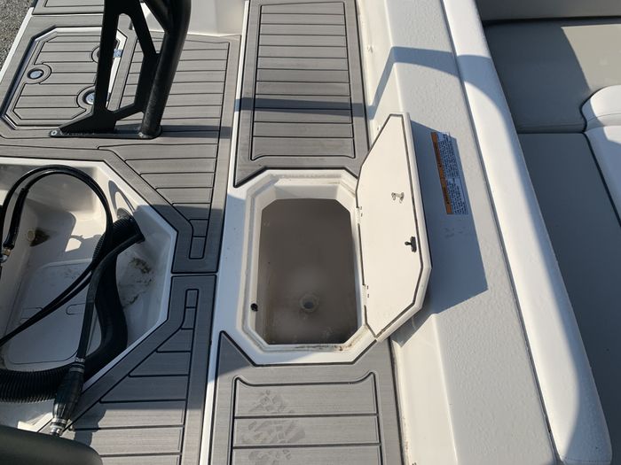 2024 Starcraft SVX 210 OB Deck Boat Charcoal/Black Suzuki DF200 F Photo 32 of 34