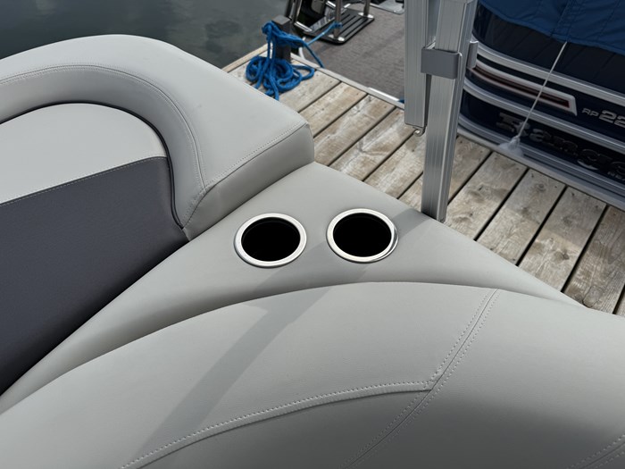 2024 Sylvan Mirage Cruise 820 LZ Photo 9 sur 25