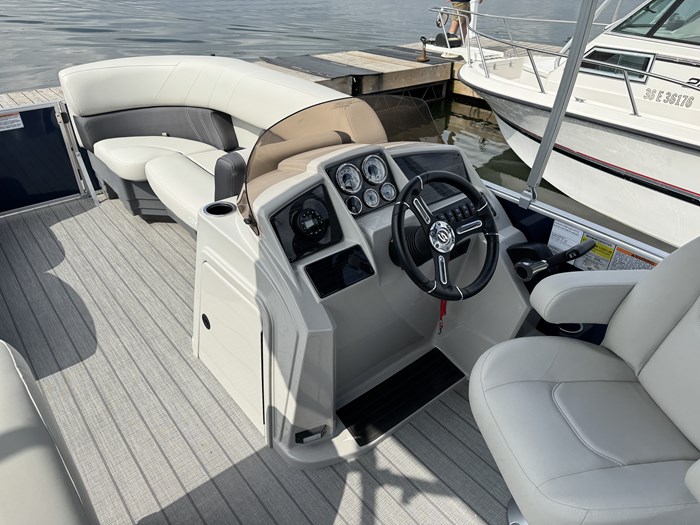 2024 Sylvan Mirage Cruise 820 LZ Photo 15 sur 25