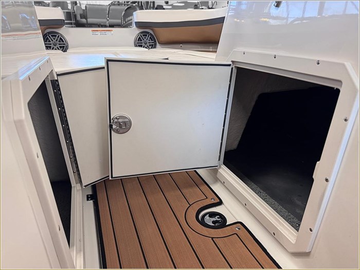 2024 Starcraft SVX 210 IO + $2000 Watersports Package Included!! Photo 2 sur 38