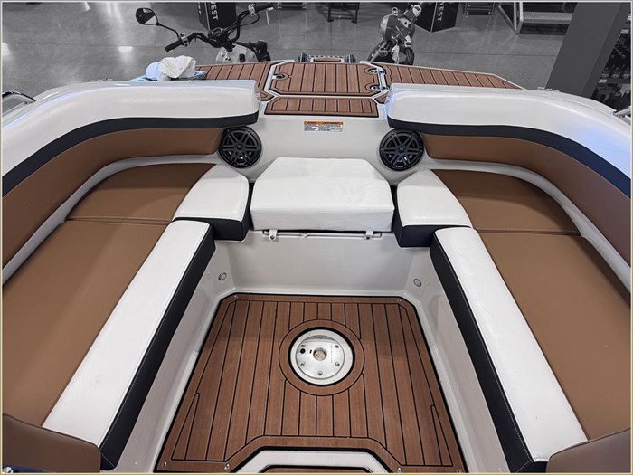 2024 Starcraft SVX 210 IO + $2000 Watersports Package Included!! Photo 26 sur 38