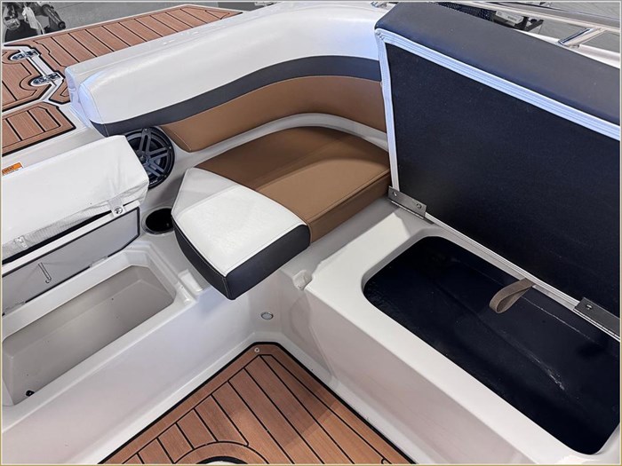 2024 Starcraft SVX 210 IO + $2000 Watersports Package Included!! Photo 11 sur 38