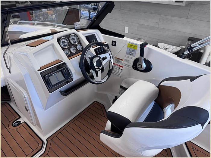 2024 Starcraft SVX 210 IO + $2000 Watersports Package Included!! Photo 12 sur 38