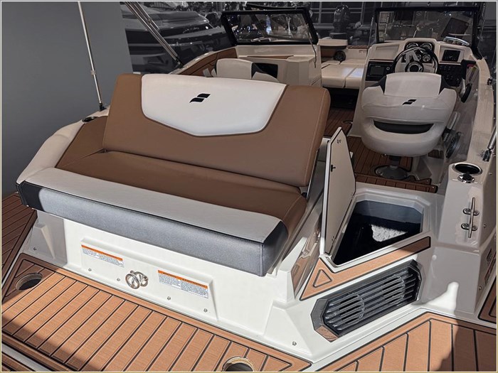 2024 Starcraft SVX 210 IO + $2000 Watersports Package Included!! Photo 6 sur 38