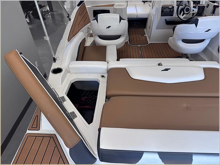 2024 Starcraft SVX 210 IO + $2000 Watersports Package Included!! Photo 14 sur 38