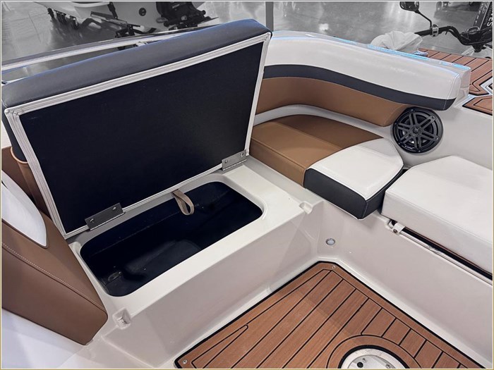 2024 Starcraft SVX 210 IO + $2000 Watersports Package Included!! Photo 21 sur 38