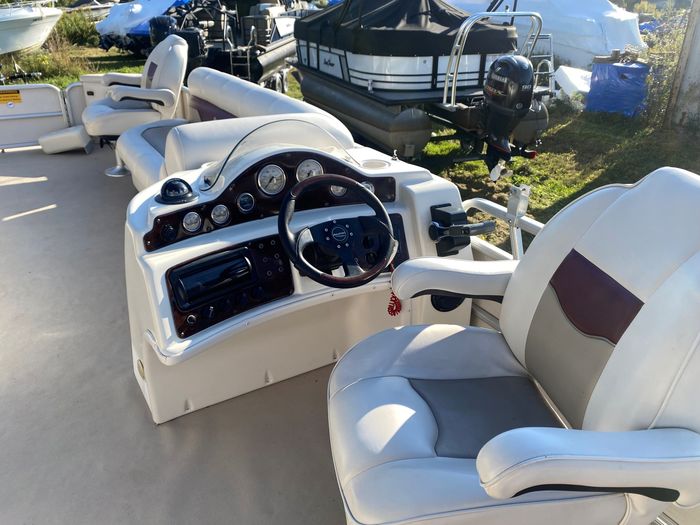 Godfrey Pontoons Aqua Patio 240 LC 2003 Used Boat for Sale in