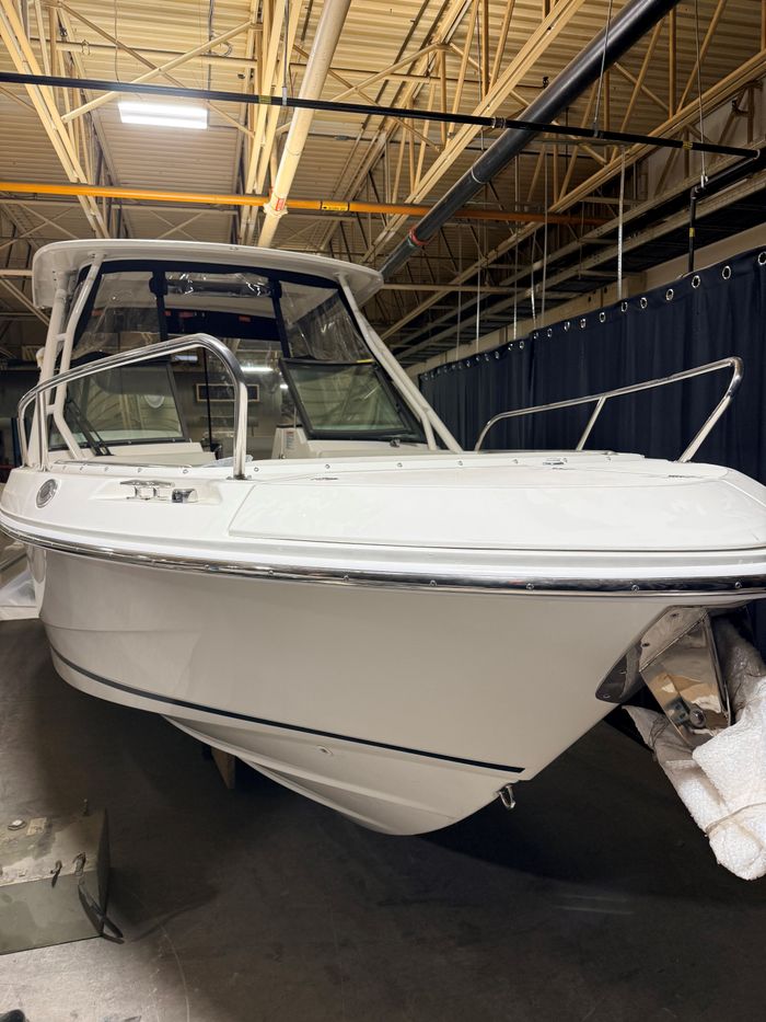 2025 Boston Whaler 240 Vantage Photo 2 of 13