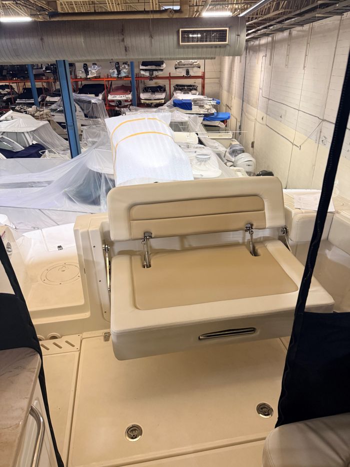 2025 Boston Whaler 240 Vantage Photo 7 of 13