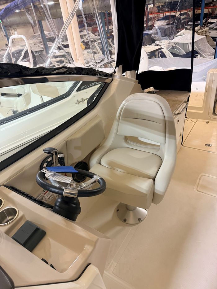2025 Boston Whaler 240 Vantage Photo 10 of 13