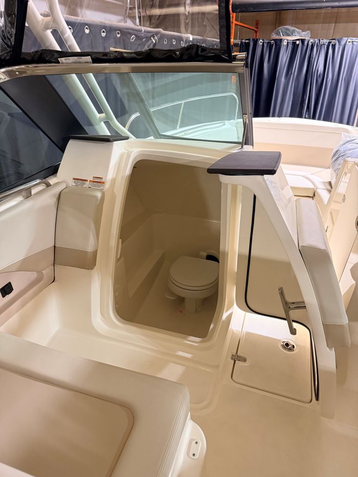 2025 Boston Whaler 240 Vantage Photo 13 of 13