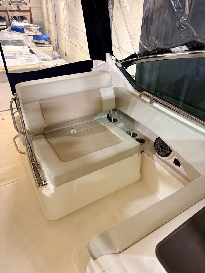 2025 Boston Whaler 240 Vantage Photo 11 of 13