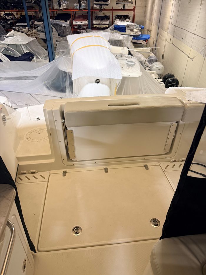 2025 Boston Whaler 240 Vantage Photo 8 of 13