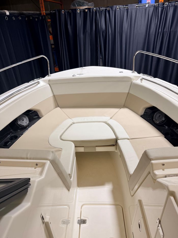 2025 Boston Whaler 240 Vantage Photo 4 of 13