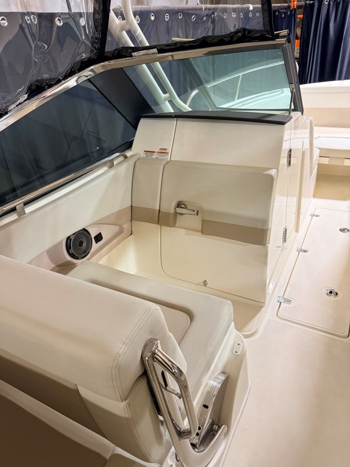 2025 Boston Whaler 240 Vantage Photo 12 of 13