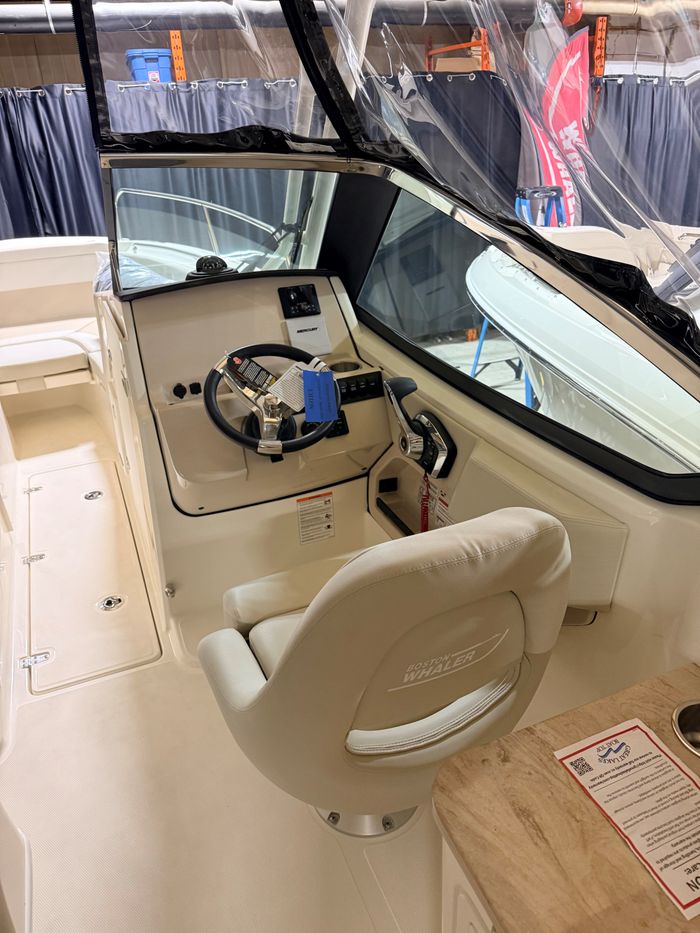 2025 Boston Whaler 240 Vantage Photo 9 of 13