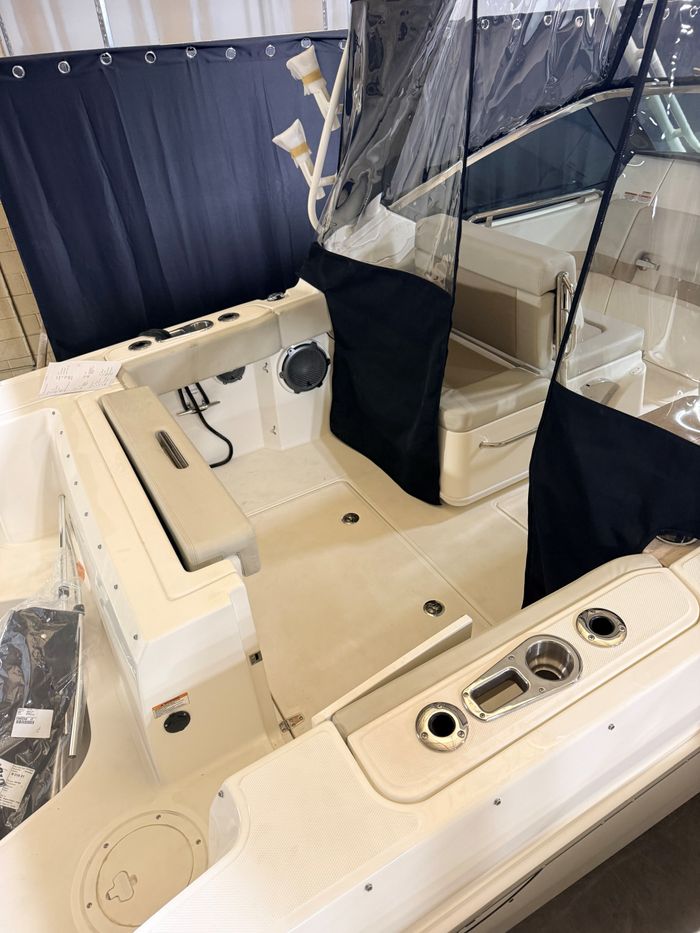 2025 Boston Whaler 240 Vantage Photo 6 of 13