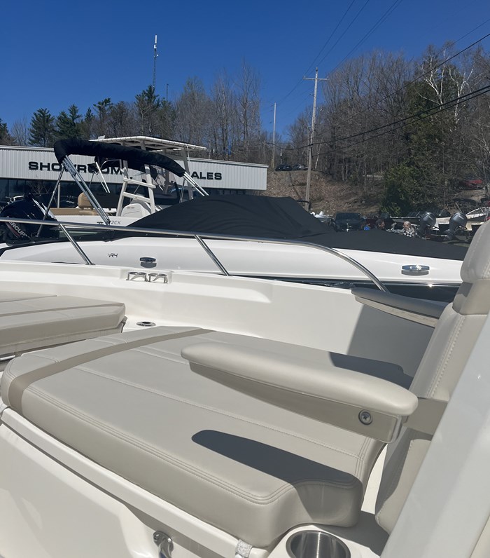 2025 Boston Whaler 220 Dauntless Photo 4 sur 9