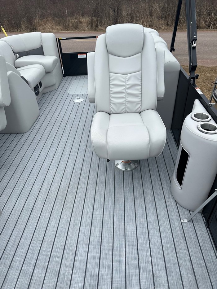 2024 SunCatcher Pontoons by G3 Boats Fusion 322RC, Trailer & Yamaha 90hp Motor Photo 8 sur 13