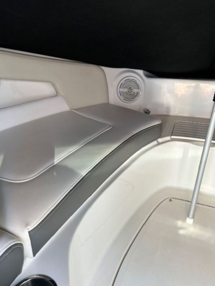 2012 Sea Ray 220 Sundeck Photo 2 of 3
