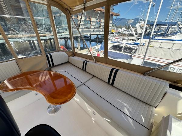2002 Mainship 430 Aft Cabin Photo 36 sur 55