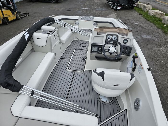 2023 Starcraft SVX 191 W/ 150HP Yamaha Photo 8 sur 17