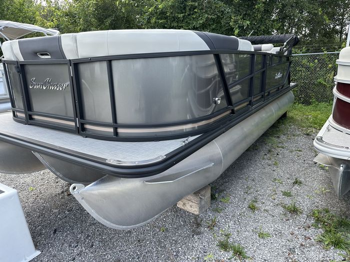 2023 Sunchaser Geneva 22 LRDH Poly-Tritoon Photo 5 of 21
