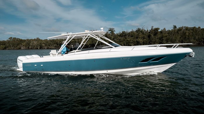2010 Intrepid 370 Cuddy Photo 1 sur 28