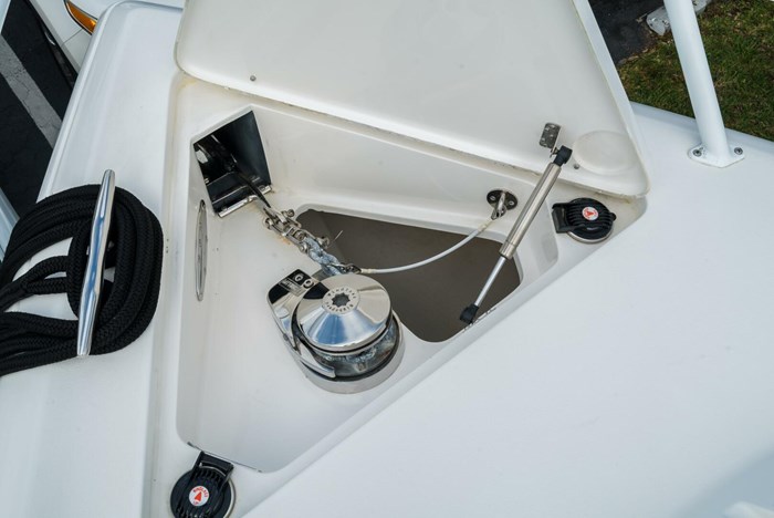 2010 Intrepid 370 Cuddy Photo 16 sur 28