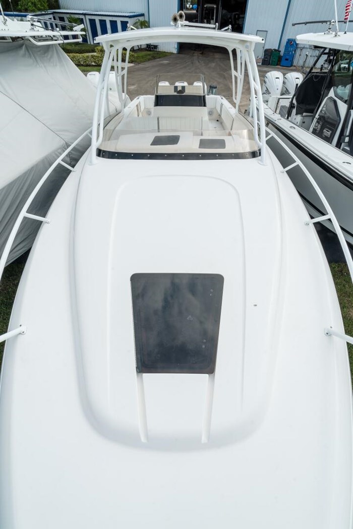 2010 Intrepid 370 Cuddy Photo 17 sur 28