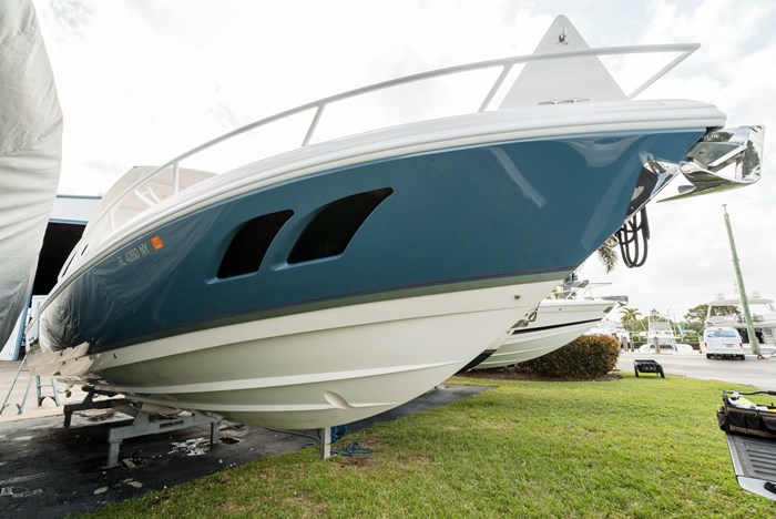 2010 Intrepid 370 Cuddy Photo 2 sur 28