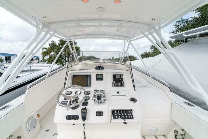 2010 Intrepid 370 Cuddy Photo 13 sur 28