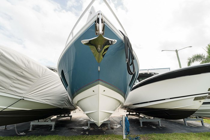 2010 Intrepid 370 Cuddy Photo 3 sur 28
