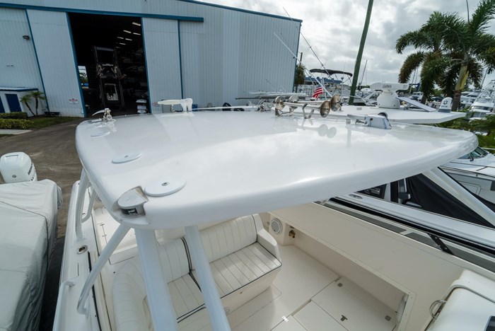 2010 Intrepid 370 Cuddy Photo 18 sur 28