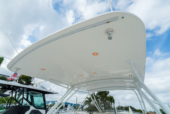2010 Intrepid 370 Cuddy Photo 14 sur 28