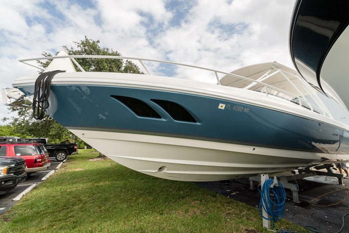 2010 Intrepid 370 Cuddy Photo 4 sur 28