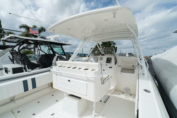 2010 Intrepid 370 Cuddy Photo 9 sur 28