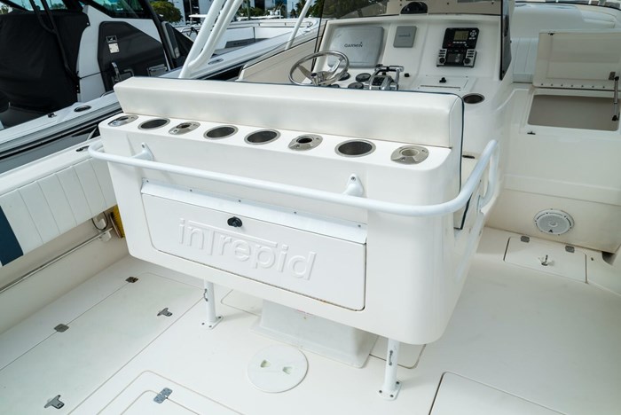 2010 Intrepid 370 Cuddy Photo 10 sur 28