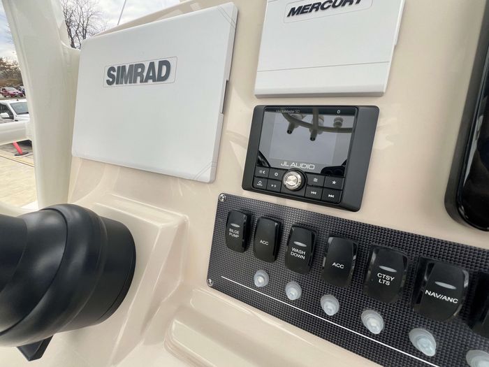 2025 Boston Whaler 220 Dauntless Photo 4 of 19