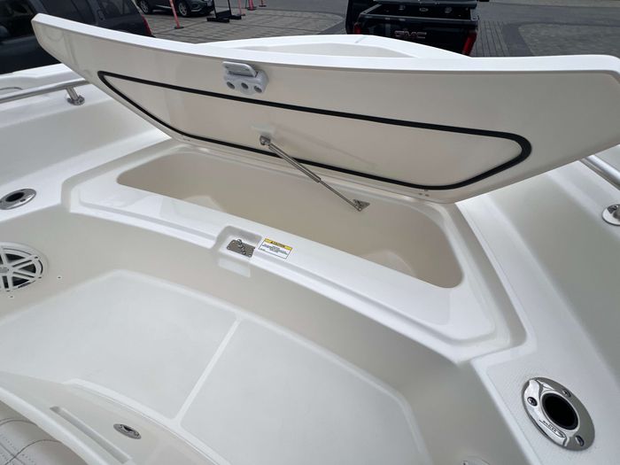 2025 Boston Whaler 220 Dauntless Photo 7 of 19
