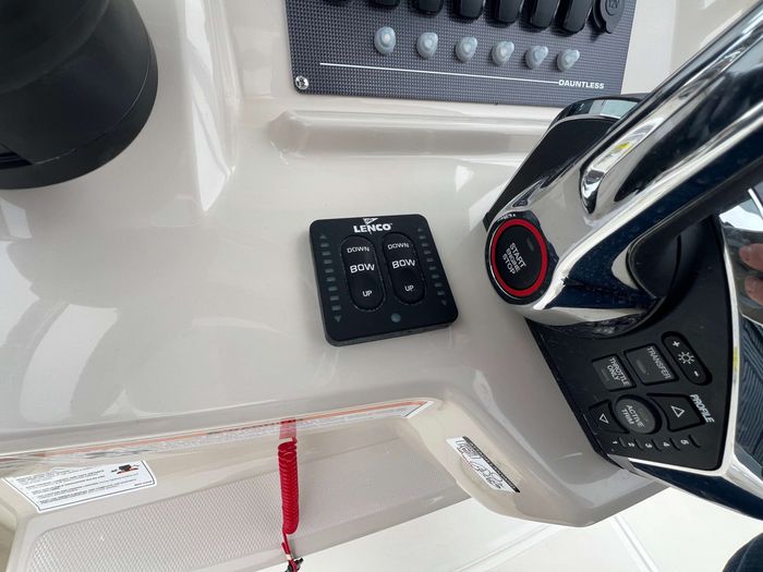 2025 Boston Whaler 220 Dauntless Photo 5 of 19