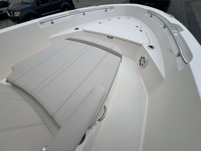 2025 Boston Whaler 220 Dauntless Photo 6 of 19